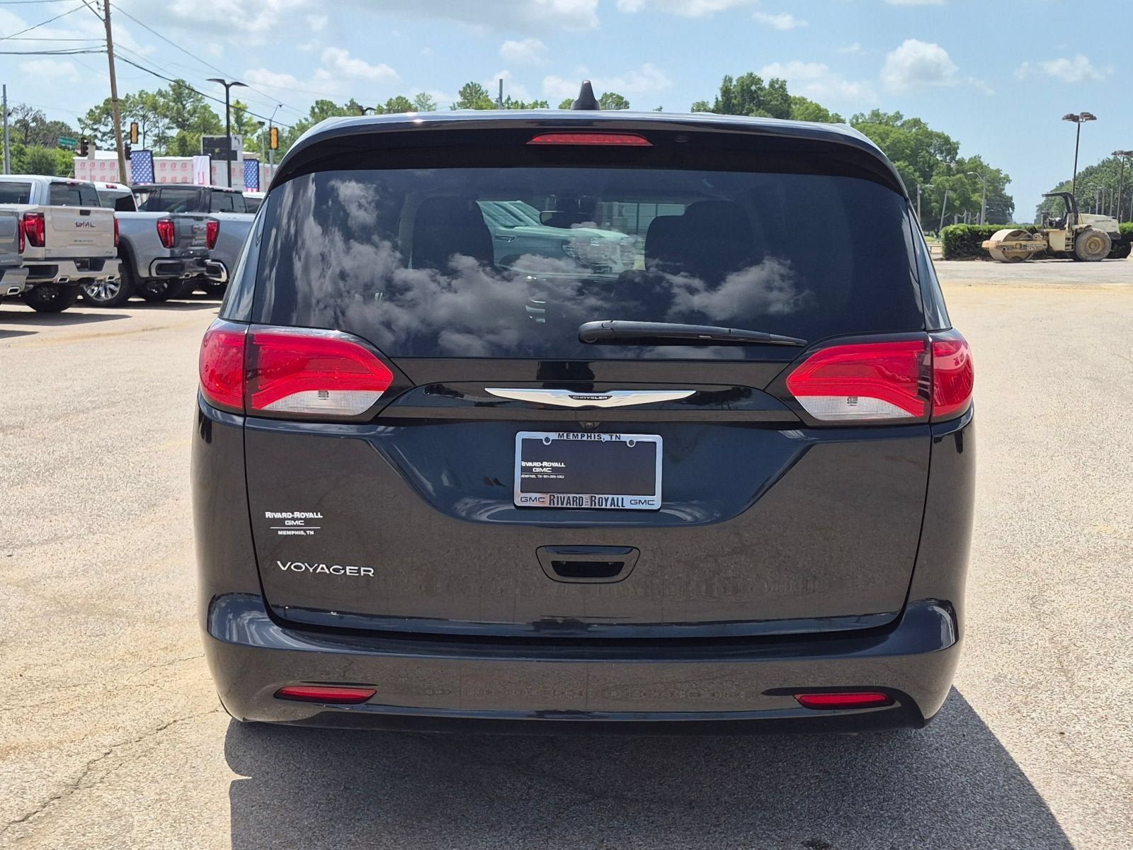 Used 2023 Chrysler Voyager LX FWD image 5