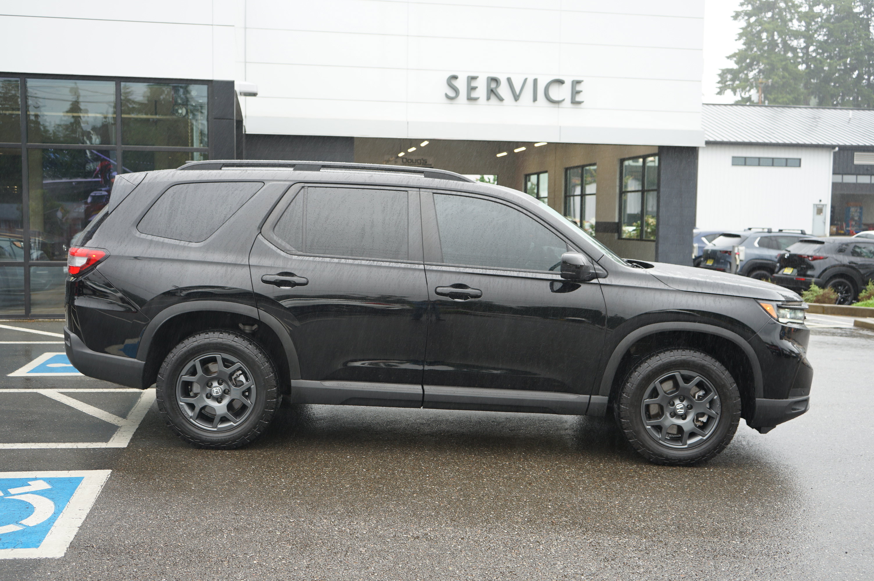 Used 2025 Honda Pilot TrailSport image 2
