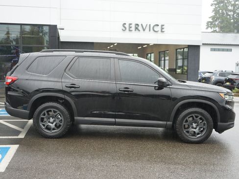 Used 2025 Honda Pilot TrailSport image 2