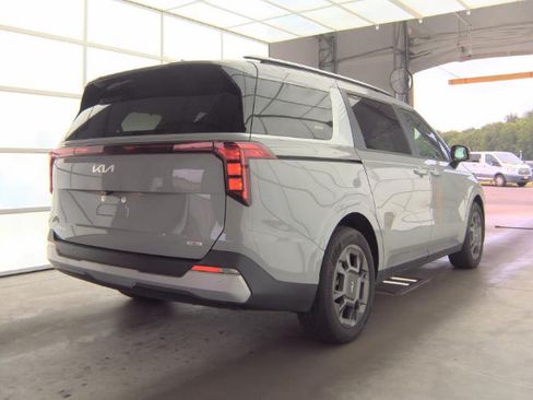 Used 2025 Kia Carnival EX FWD image 8