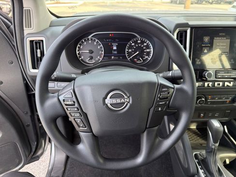 Used 2025 Nissan Frontier SV image 19