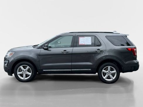 Used 2017 Ford Explorer XLT w/ Equipment Group 202A AWD/4WD image 7