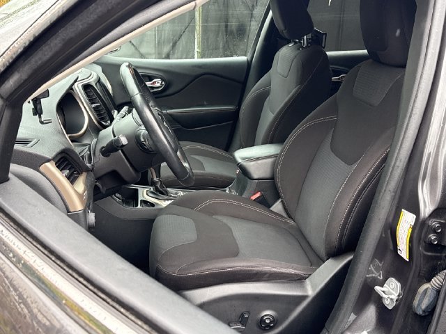 Used 2016 Jeep Cherokee Latitude w/ Comfort & Sound Group FWD image 16