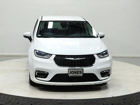 Used 2023 Chrysler Pacifica Touring-L FWD image 3