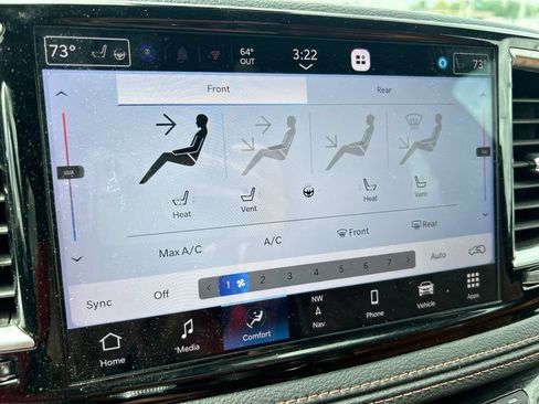 Used 2024 Chrysler Pacifica Pinnacle FWD image 17