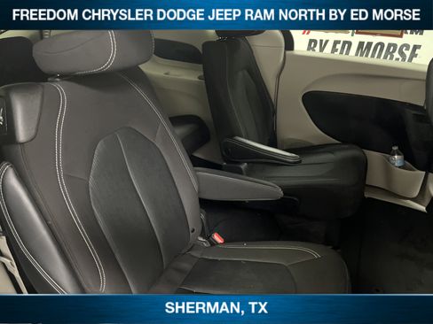 Used 2023 Chrysler Voyager LX image 10