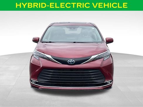 Used 2024 Toyota Sienna XLE AWD/4WD image 3
