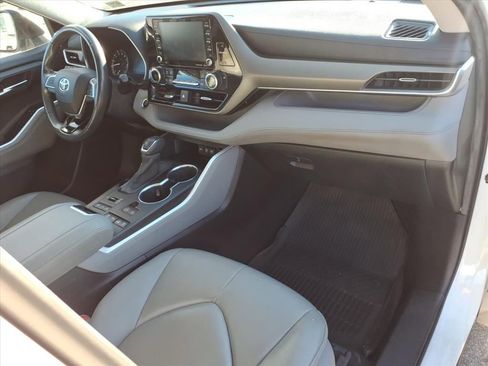 Used 2020 Toyota Highlander XLE image 18