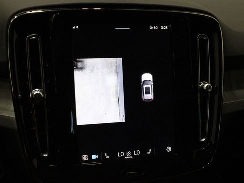 Used 2025 Volvo XC40 B5 Plus image 40