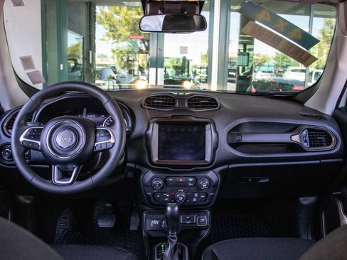 Used 2023 Jeep Renegade Latitude AWD/4WD image 15