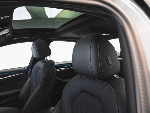 Used 2023 BMW 530e xDrive w/ Premium Package image 34