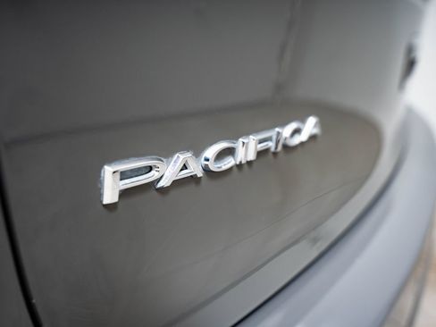 Used 2022 Chrysler Pacifica Touring-L FWD image 15