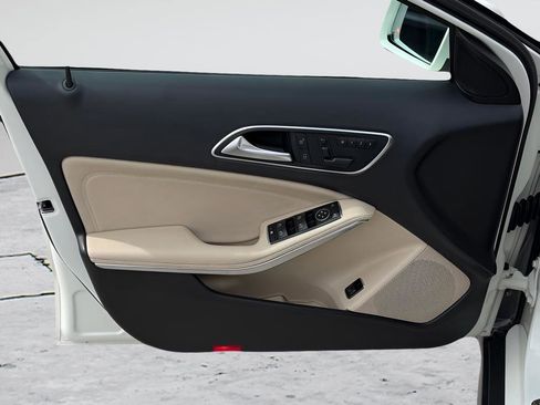 Used 2016 Mercedes-Benz GLA 250 image 16