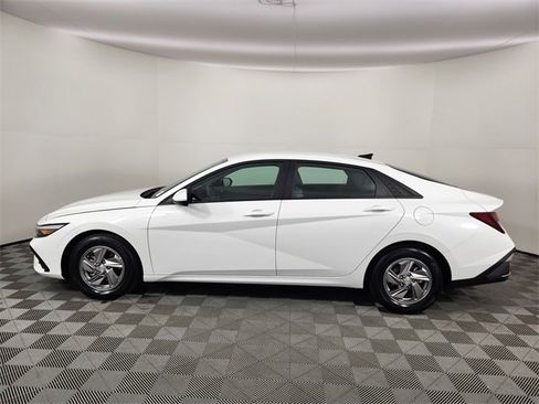 Certified 2025 Hyundai Elantra SE image 2