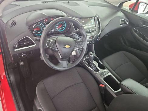 Used 2018 Chevrolet Cruze LT image 2