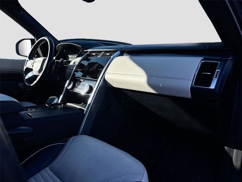 Used 2024 Land Rover Discovery Metropolitan Edition image 35