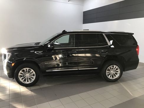 Used 2023 GMC Yukon SLT w/ SLT Luxury Package image 2