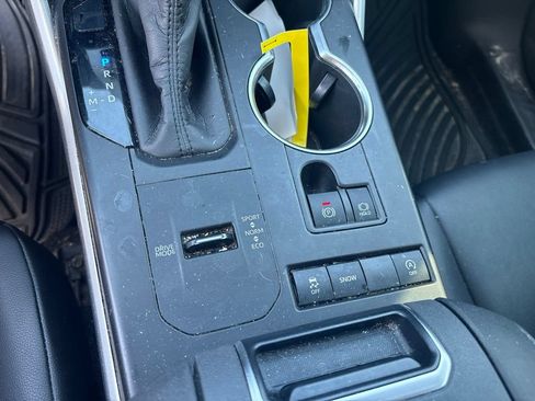 Used 2020 Toyota Highlander XLE FWD image 11