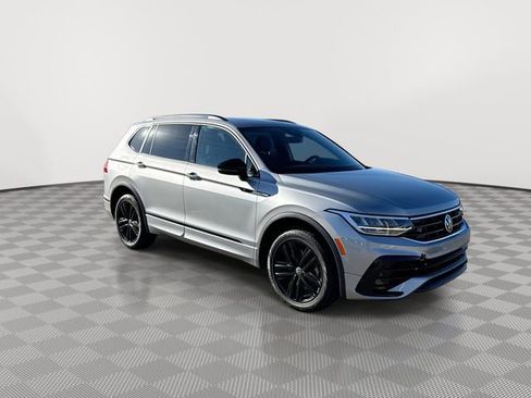 Used 2022 Volkswagen Tiguan SE R-Line AWD/4WD image 2