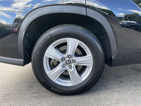 Used 2023 Toyota Highlander LE image 12