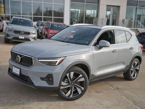 New 2025 Volvo XC40 B5 Plus w/ Climate Package image 3