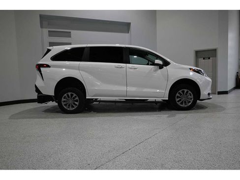 New 2025 Toyota Sienna LE image 5