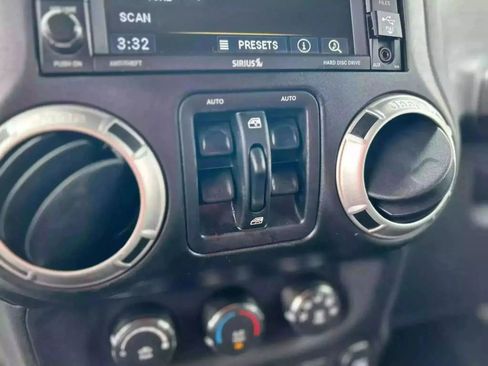 Used 2015 Jeep Wrangler Unlimited Sahara w/ Connectivity Group AWD/4WD image 19