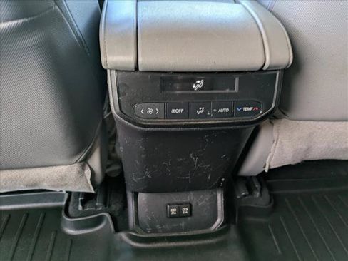 Used 2021 Toyota Highlander LE AWD/4WD image 17