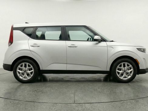 Used 2025 Kia Soul LX w/ LX Technology Package FWD image 5