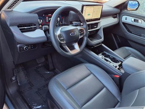 Used 2025 Ford Explorer Active w/ Active Comfort Package image 5