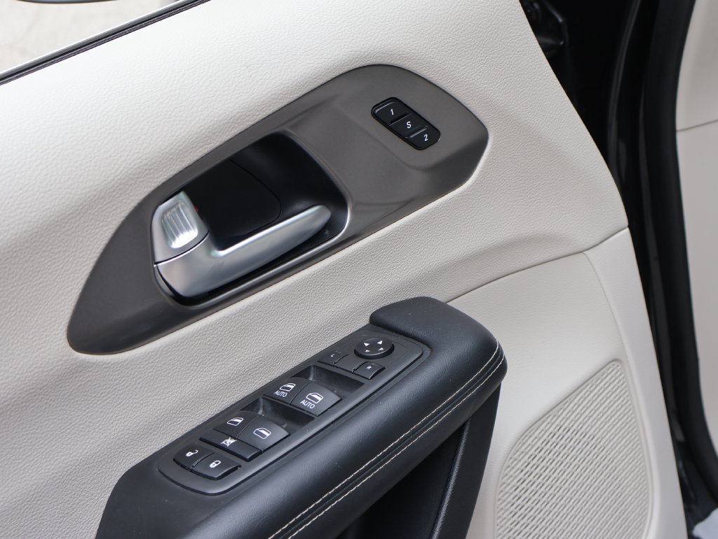 Used 2021 Chrysler Pacifica Touring-L FWD image 19