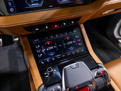 Used 2025 Lamborghini Urus SE image 43