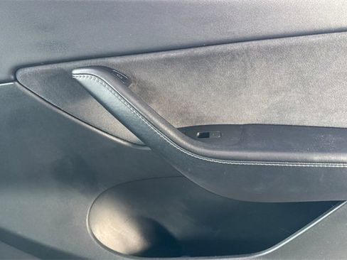Used 2022 Tesla Model Y Long Range image 23