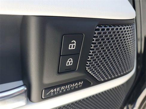 Used 2023 Land Rover Defender 90 X-Dynamic SE image 20