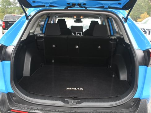 Used 2019 Toyota RAV4 LE FWD image 16