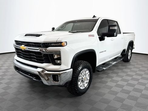 Used 2025 Chevrolet Silverado 2500 LT AWD/4WD image 3