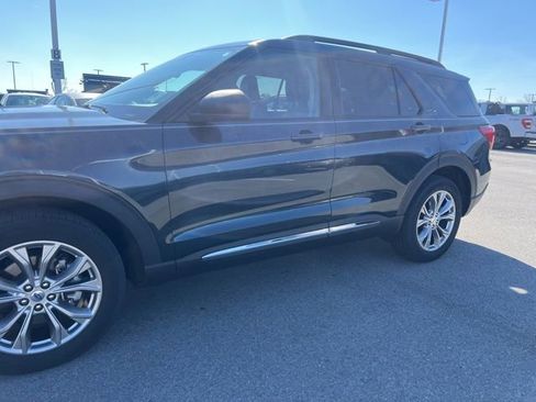 Used 2022 Ford Explorer XLT w/ Equipment Group 202A image 8