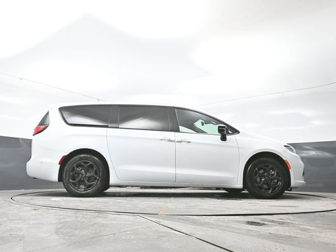 Used 2024 Chrysler Pacifica Select image 49