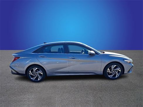 Used 2024 Hyundai Elantra Limited image 4