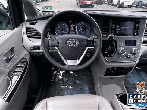 Used 2018 Toyota Sienna XLE w/ XLE Navigation Package FWD image 5