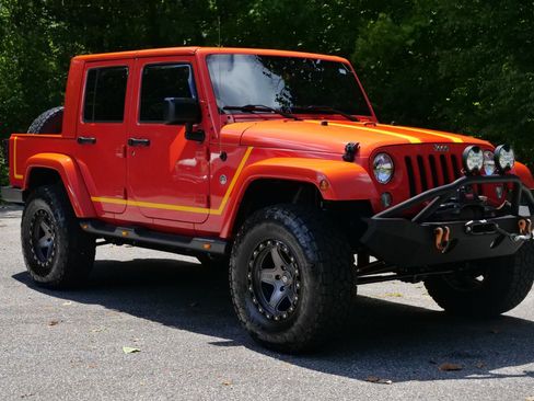 Used 2015 Jeep Wrangler Unlimited Sahara w/ Max Tow Package AWD/4WD image 4