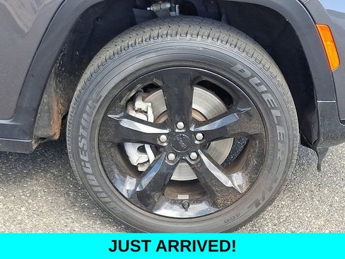 Used 2023 Jeep Grand Cherokee L Laredo image 8