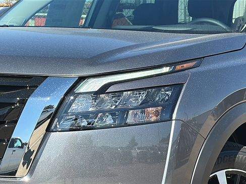 New 2025 Nissan Pathfinder Platinum image 4
