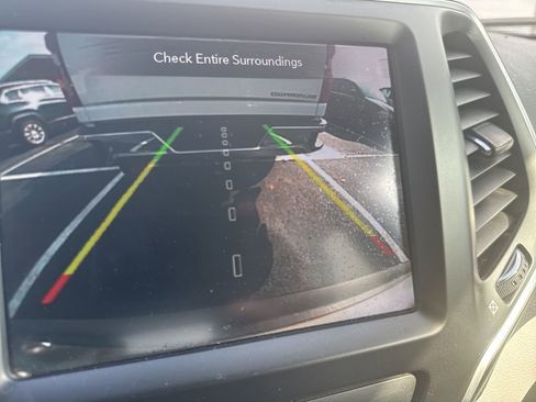 Used 2020 Jeep Cherokee Latitude Plus w/ Comfort/Convenience Group AWD/4WD image 23