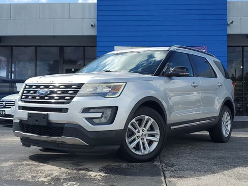 Used 2017 Ford Explorer XLT w/ Equipment Group 202A image 3
