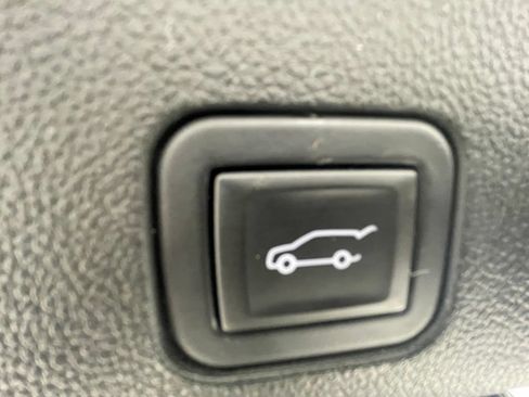 Used 2023 GMC Yukon AT4 AWD/4WD image 9