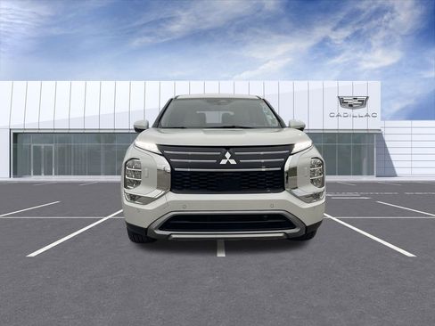 Used 2025 Mitsubishi Outlander SE image 3