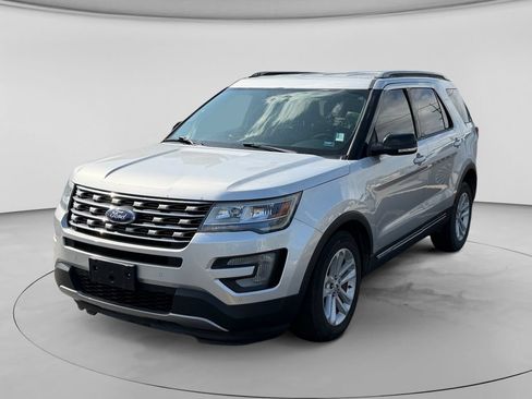 Used 2017 Ford Explorer XLT w/ Equipment Group 202A FWD image 1