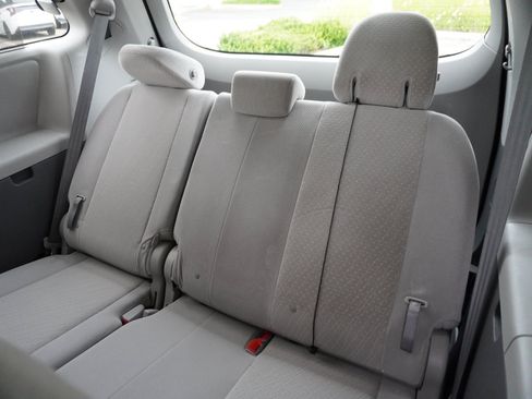 Used 2020 Toyota Sienna LE w/ Carpet Mat Package FWD image 13