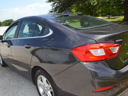 Used 2017 Chevrolet Cruze LT w/ Convenience Package FWD image 8